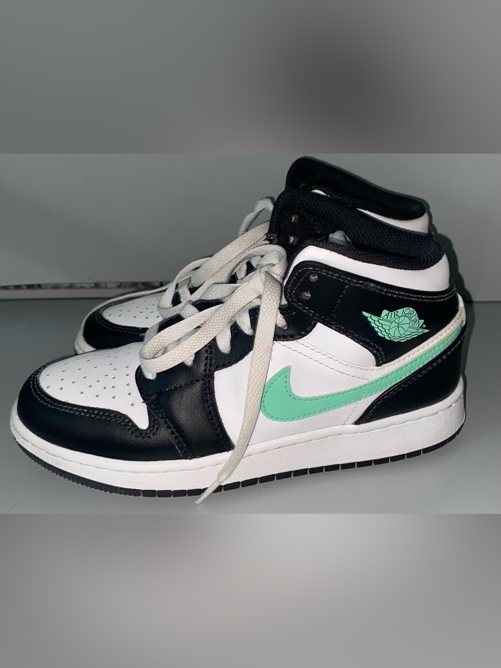Air Jordan 1 Mid Green Glow size 4Y kids DQ8423-103 - Picture 2 of 8
